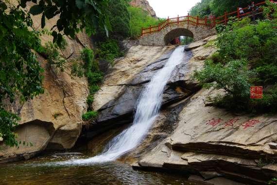 杨子荣入深山剿匪，踹开土匪房门瞬间，双枪哑火了，怎么回事？